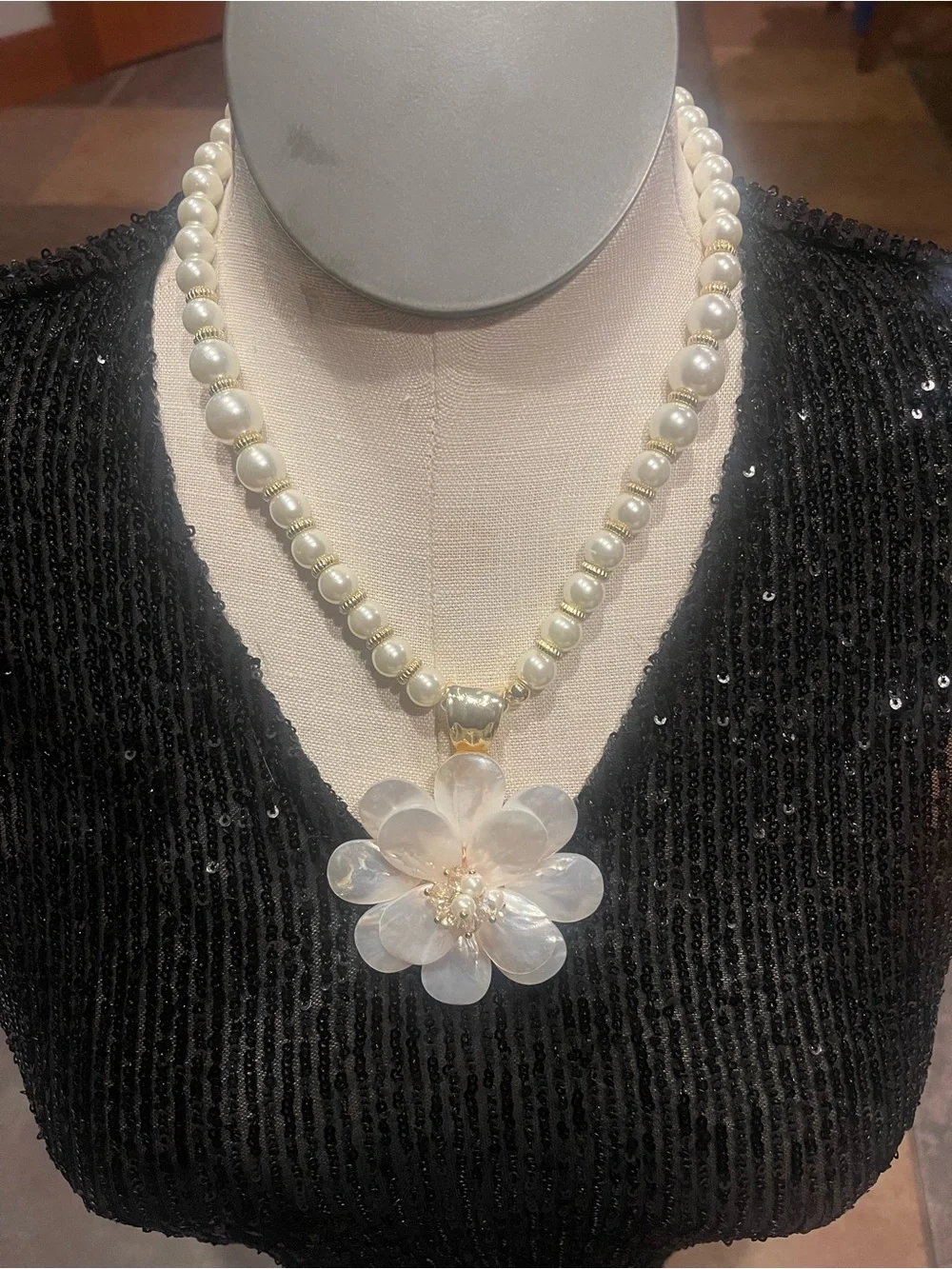 Lustrous White Pearl Bead Necklace with Mother-of-Pearl Flower Pendant